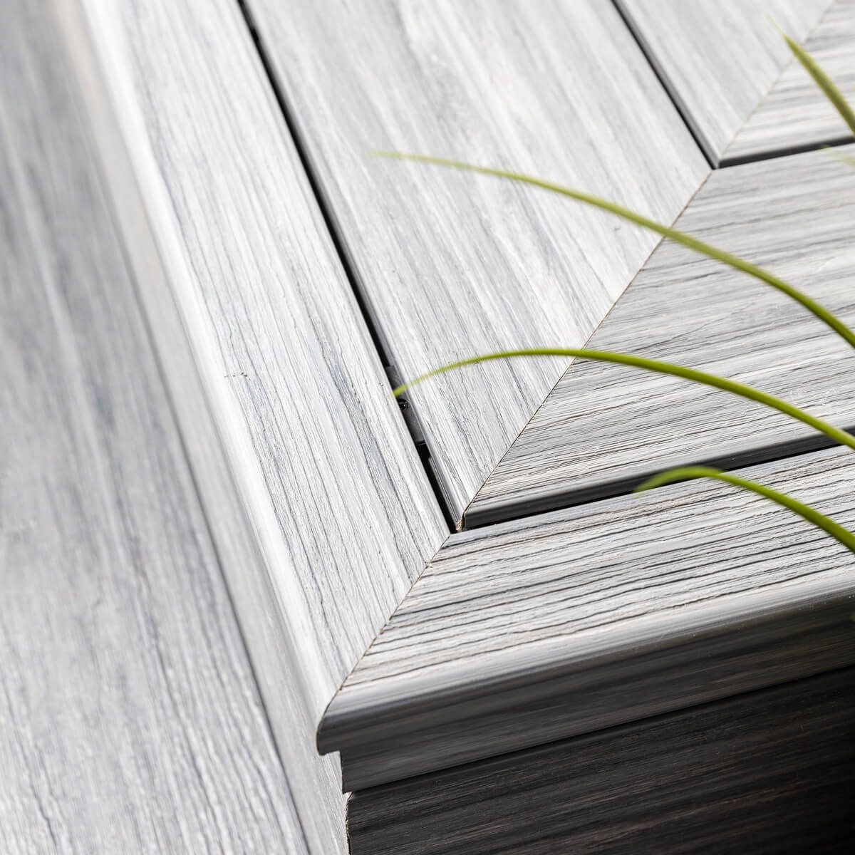 Deska kompozytowa zakończeniowa schodowa Premium Teak – dł. 2,8 m Deska kompozytowa zakończeniowa schodowa Premium Teak – dł. 2,8 m