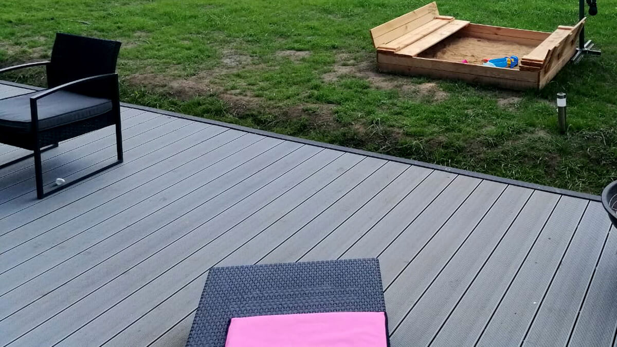 Namas su terasa iš Standard Šviesiai Pilka kompozitinių terasinių lentų