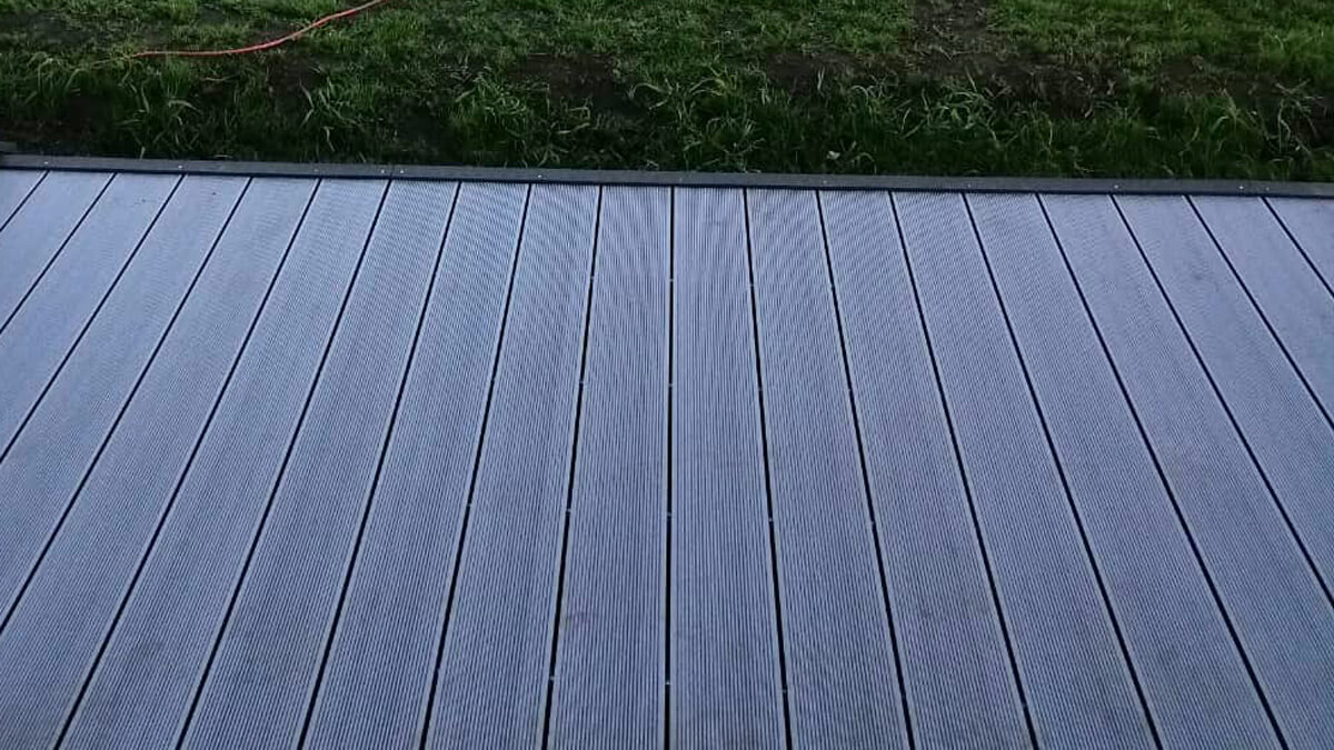 Namas su terasa iš Standard Šviesiai Pilka kompozitinių terasinių lentų