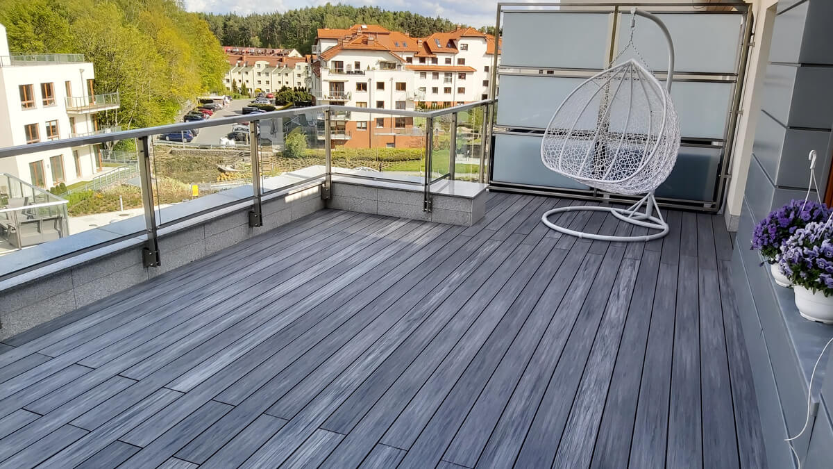 Didelė terasa daugiabutyje iš Premium Gray kompozitinės terasinės lentos