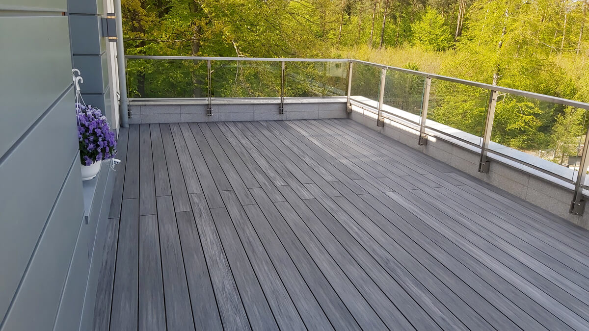 Didelė terasa daugiabutyje iš Premium Gray kompozitinės terasinės lentos