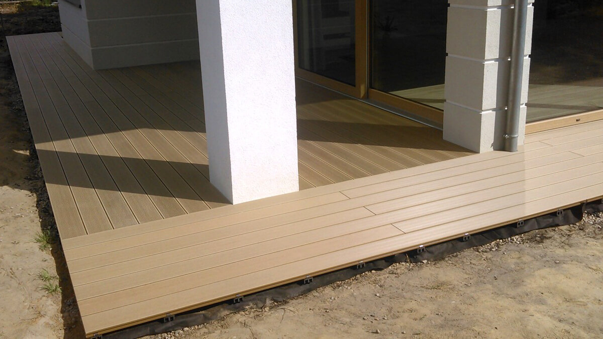 Žema terasa iš Standard Medaus Teak kompozitinių terasinių lentų