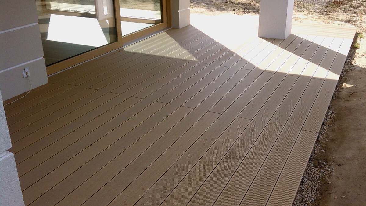 Žema terasa iš Standard Medaus Teak kompozitinių terasinių lentų