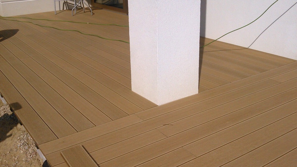 Žema terasa iš Standard Medaus Teak kompozitinių terasinių lentų