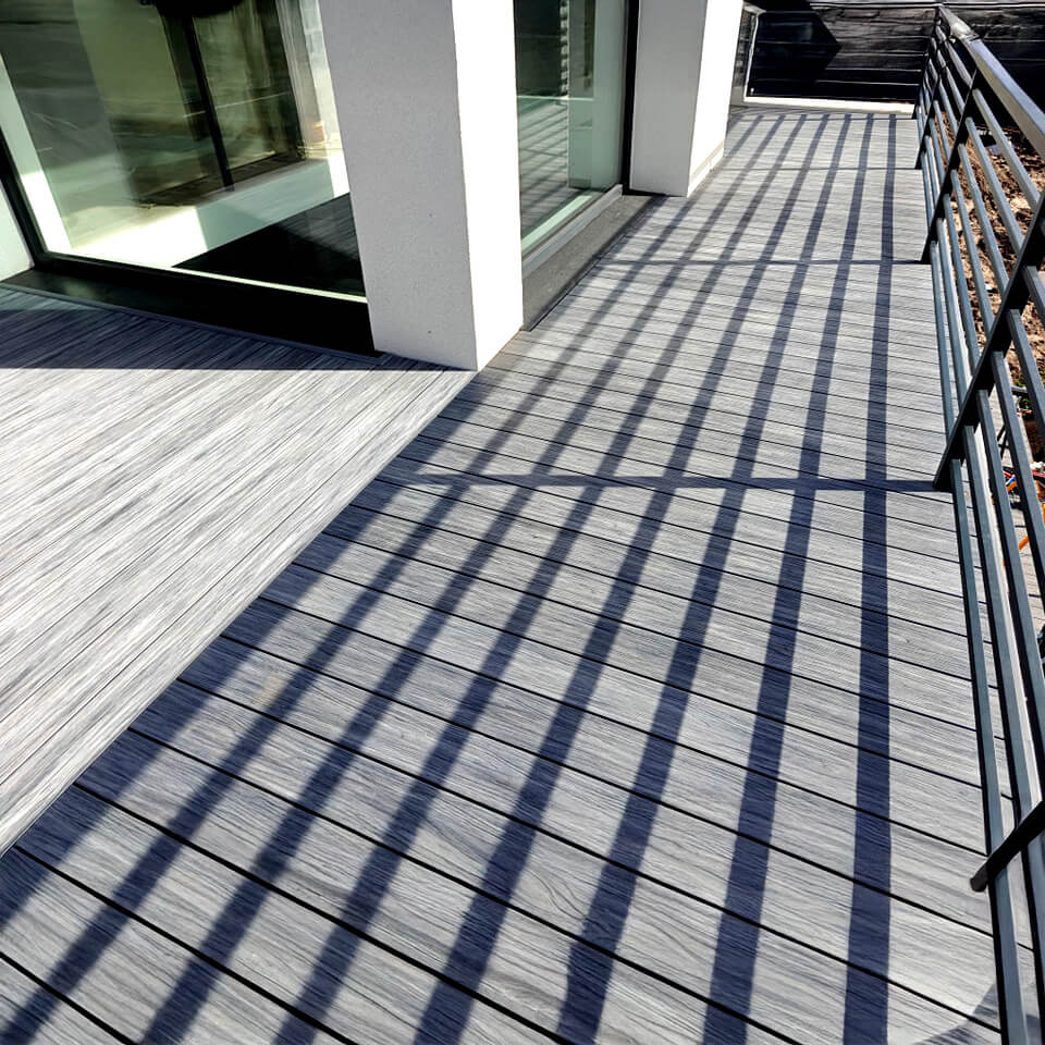 Erdvi terasa su lentomis Premium Gray spalvos