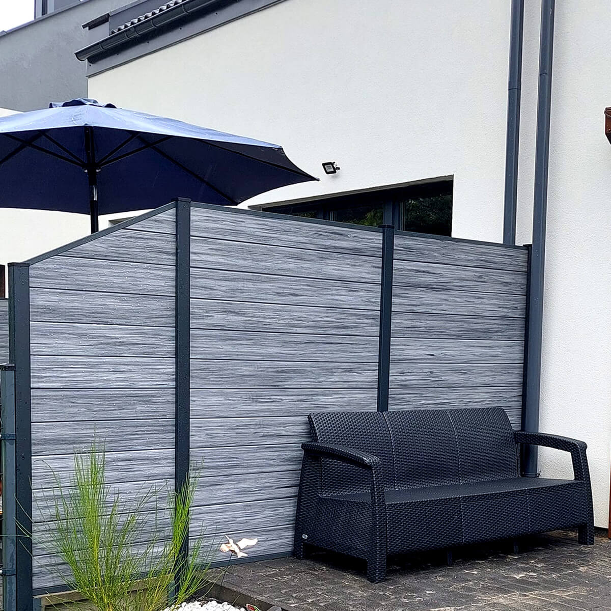 Moderni terasos uždanga iš tvoros lentų Premium Gray