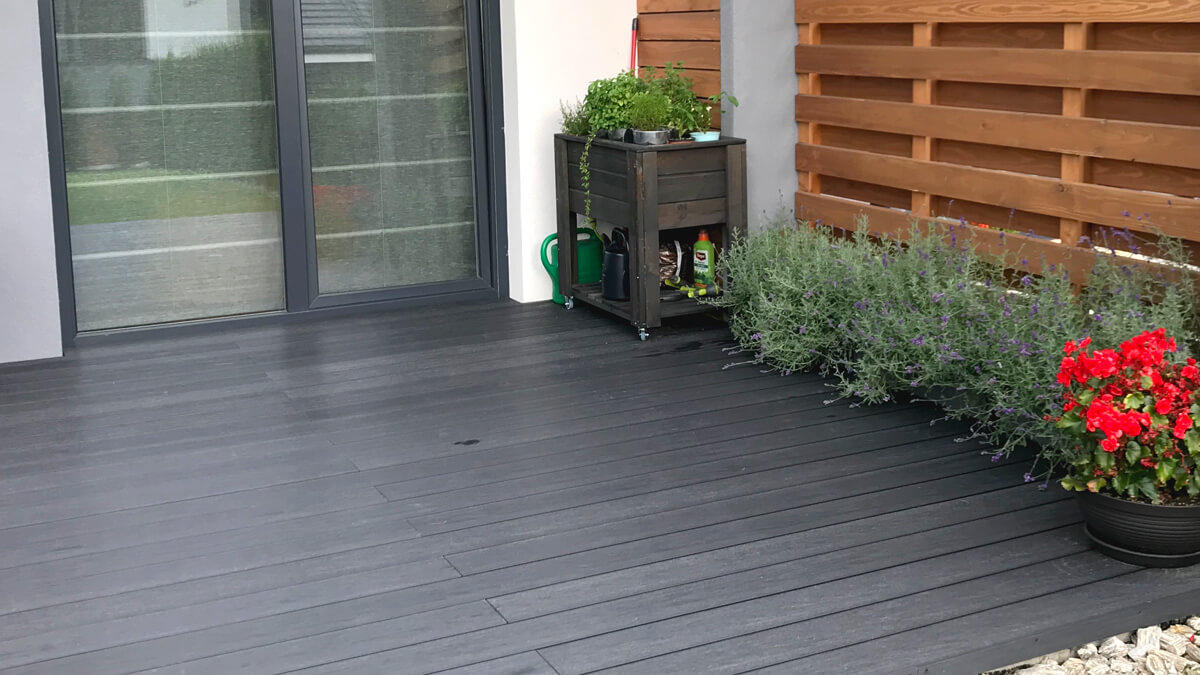 Terasa iš Premium Antracito kompozitinės terasinės lentos
