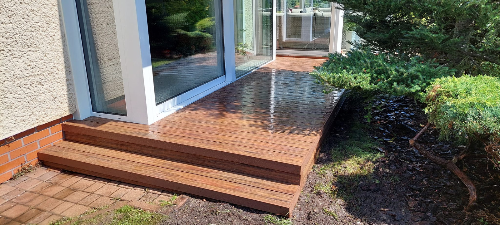 Premium Redwood terasa – natūralus sodo pratęsimas