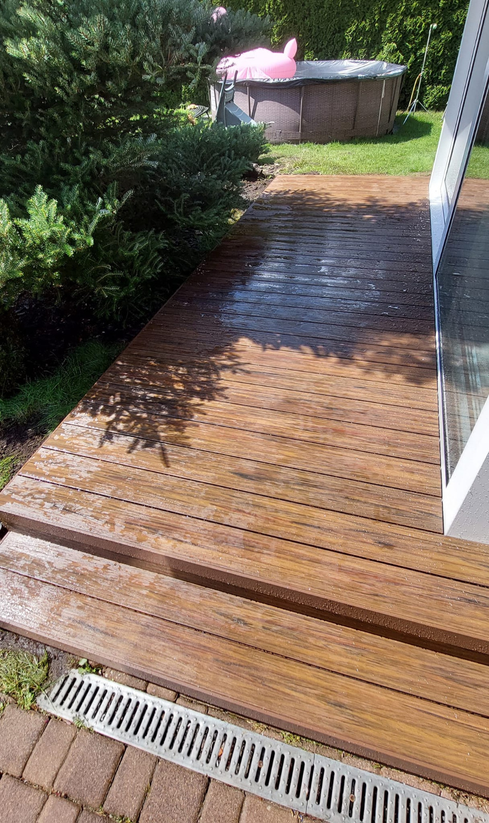 Premium Redwood terasa – natūralus sodo pratęsimas