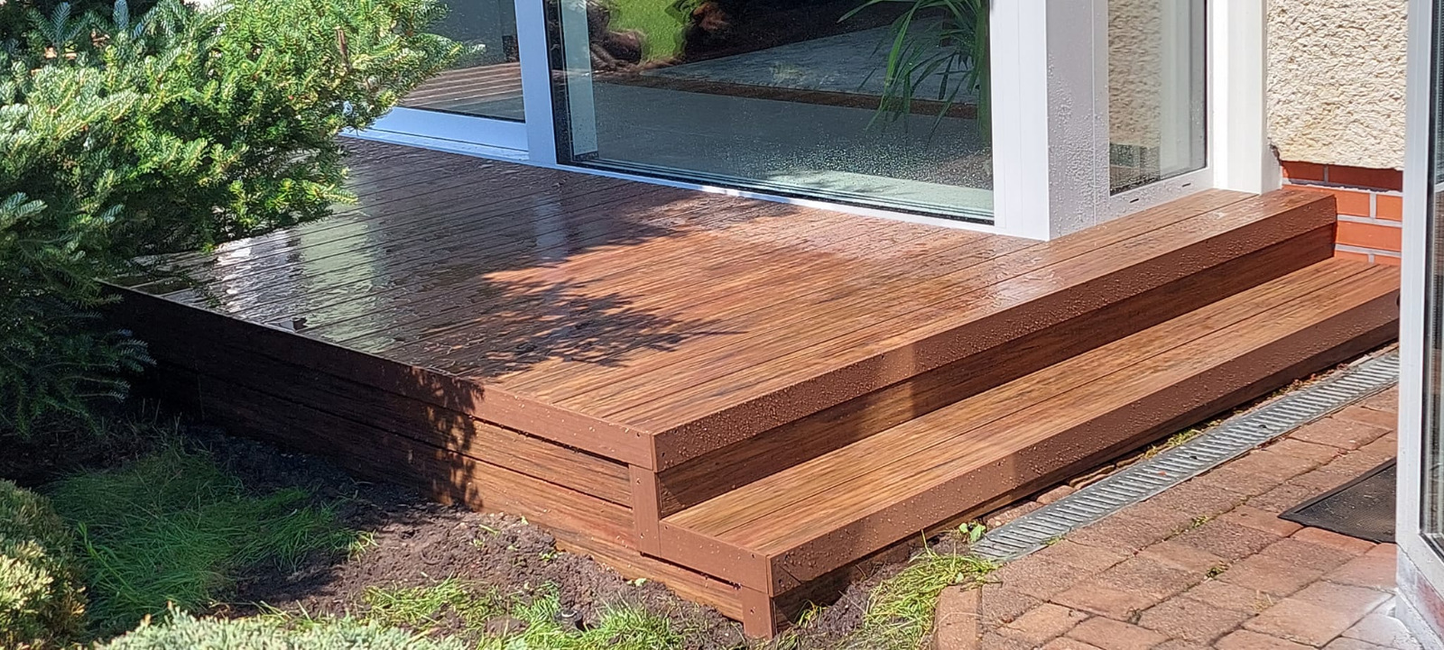 Premium Redwood terasa – natūralus sodo pratęsimas