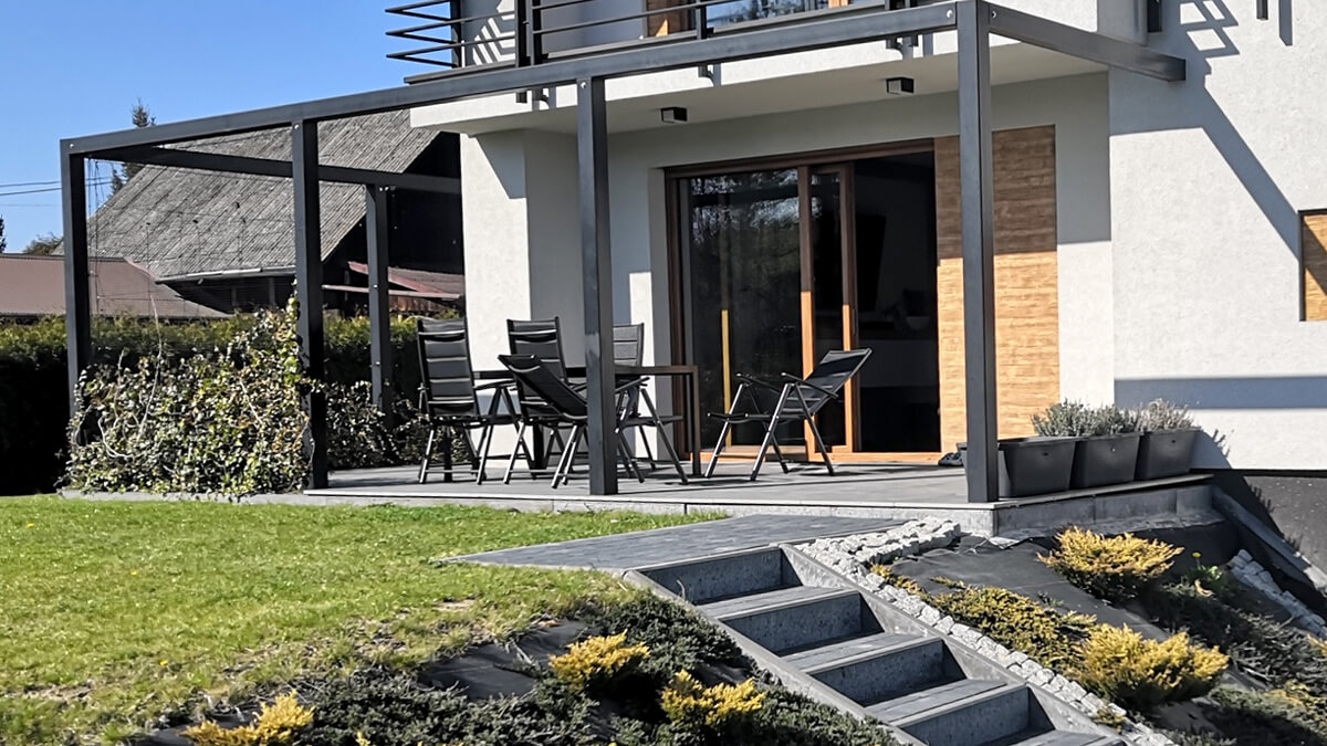 Terasa iš Sierra Gray akmens masės terasinių plytelių Gdańske
