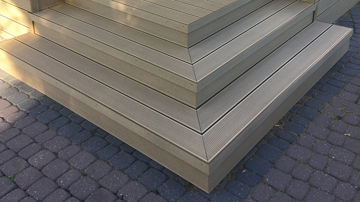Laiptai ir aukšta terasa iš kompozitinės terasinės lentos, Standard Medaus Teak