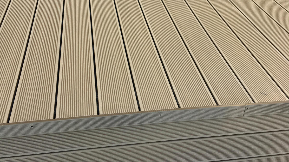 Laiptai ir aukšta terasa iš kompozitinės terasinės lentos, Standard Medaus Teak