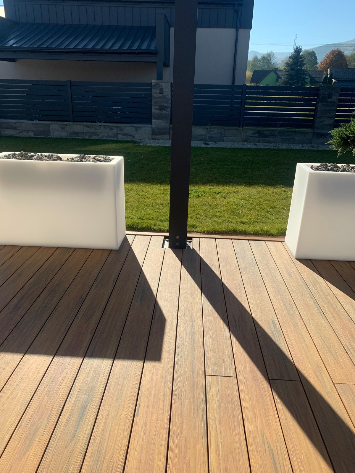 Baseino apdaila ir terasa iš kompozitinių lentų Premium Amber