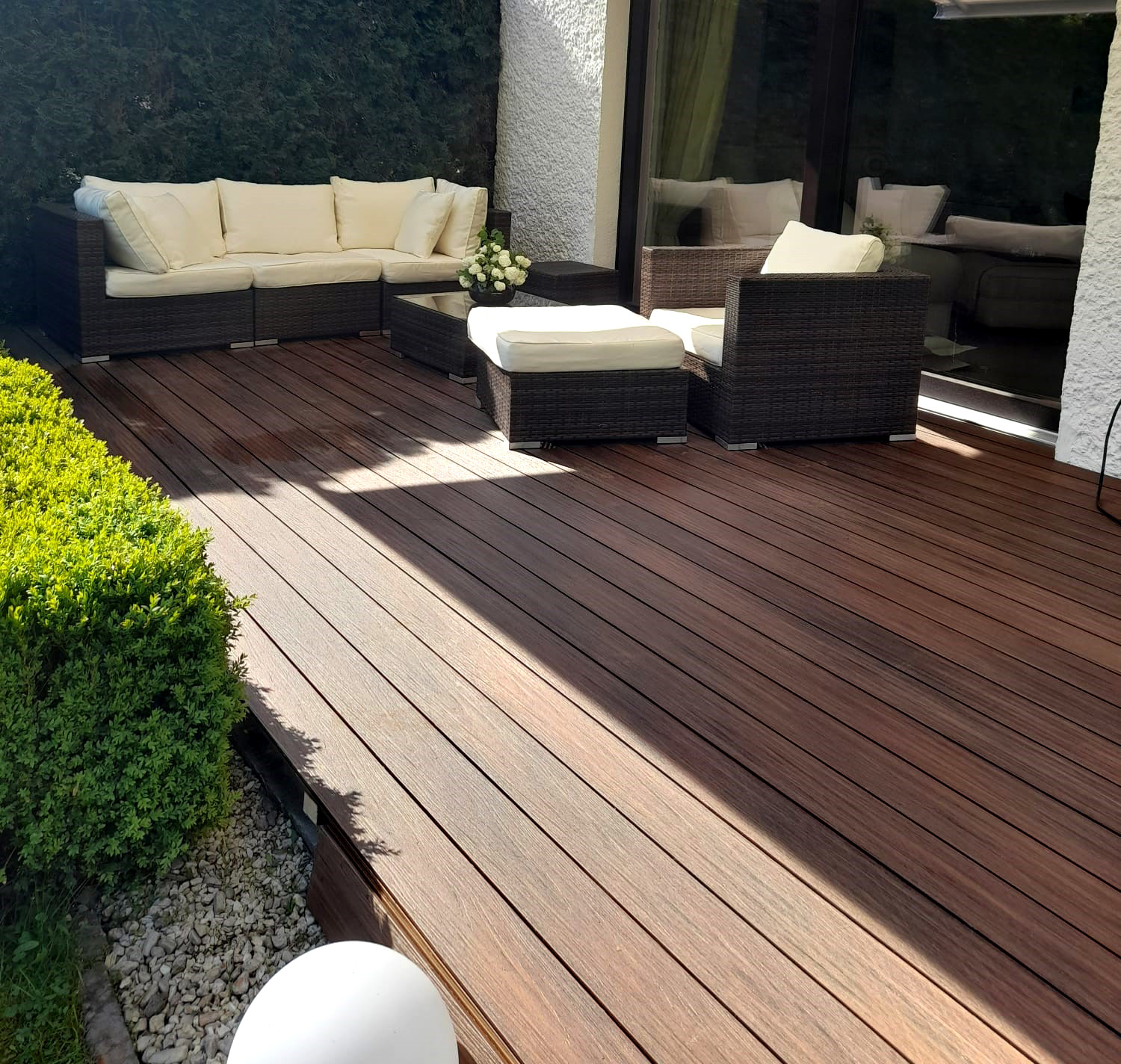 Terasos įrengimas su stogine – terasa iš Premium Redwood kompozitinės terasinės lentos