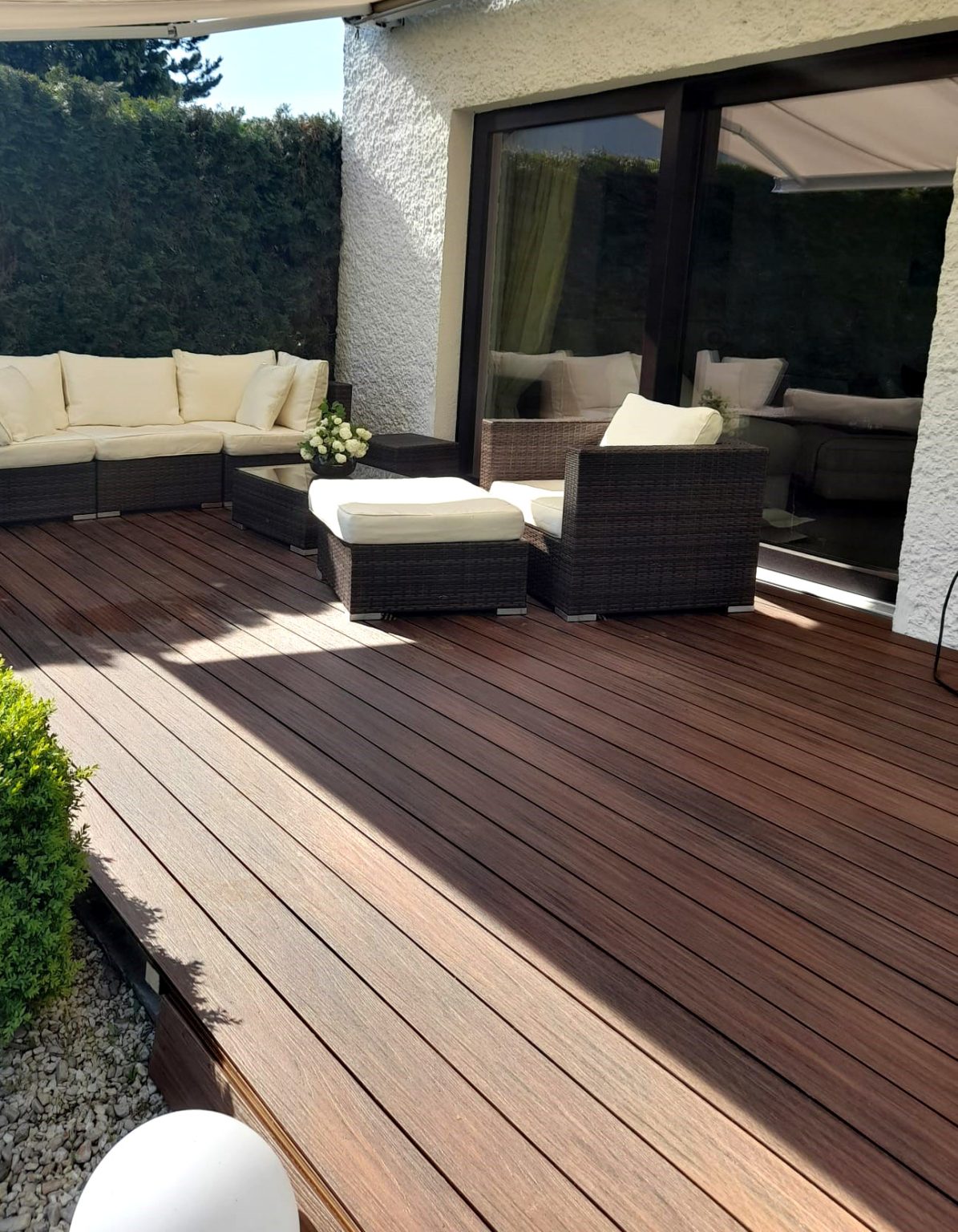 Terasos įrengimas su stogine – terasa iš Premium Redwood kompozitinės terasinės lentos