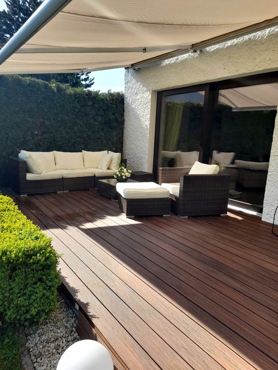 Terasos įrengimas su stogine – terasa iš Premium Redwood kompozitinės terasinės lentos