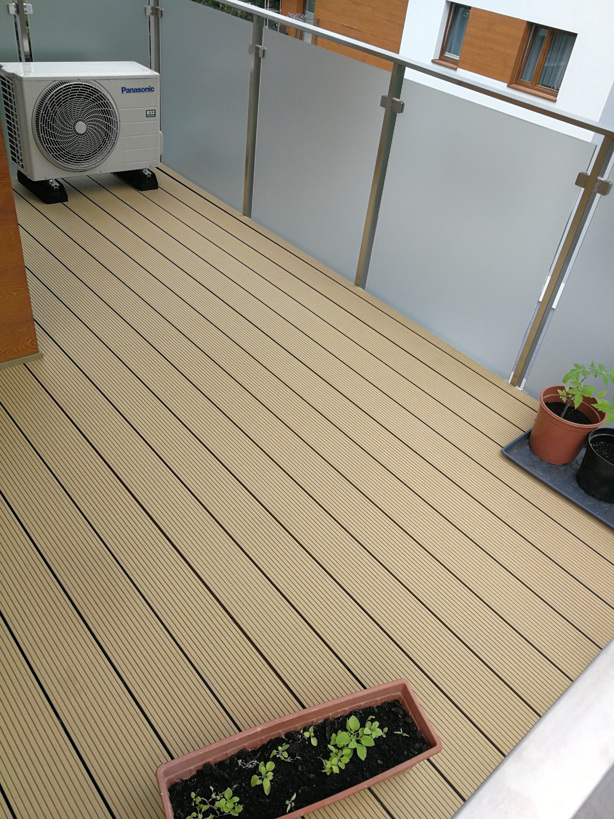 Balkonas Standard Medaus Teak – jaukumas ir funkcionalumas kasdienai