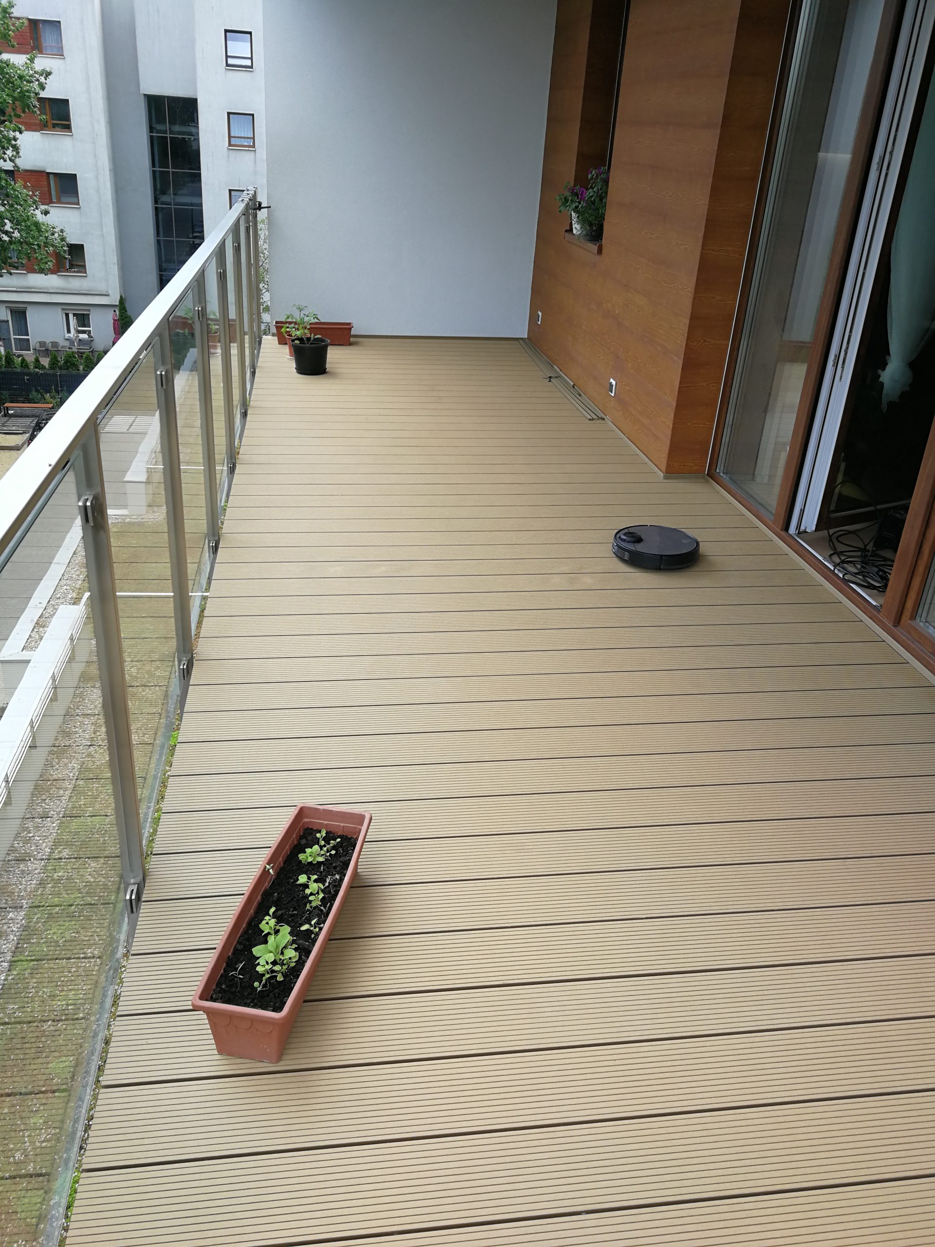 Balkonas Standard Medaus Teak – jaukumas ir funkcionalumas kasdienai