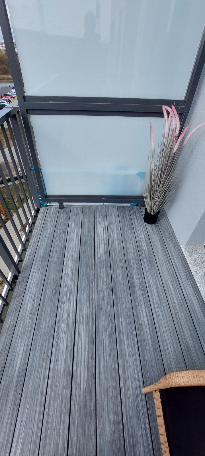 Balkonas iš Premium Gray kompozitinės lentos – miestiškas stilius