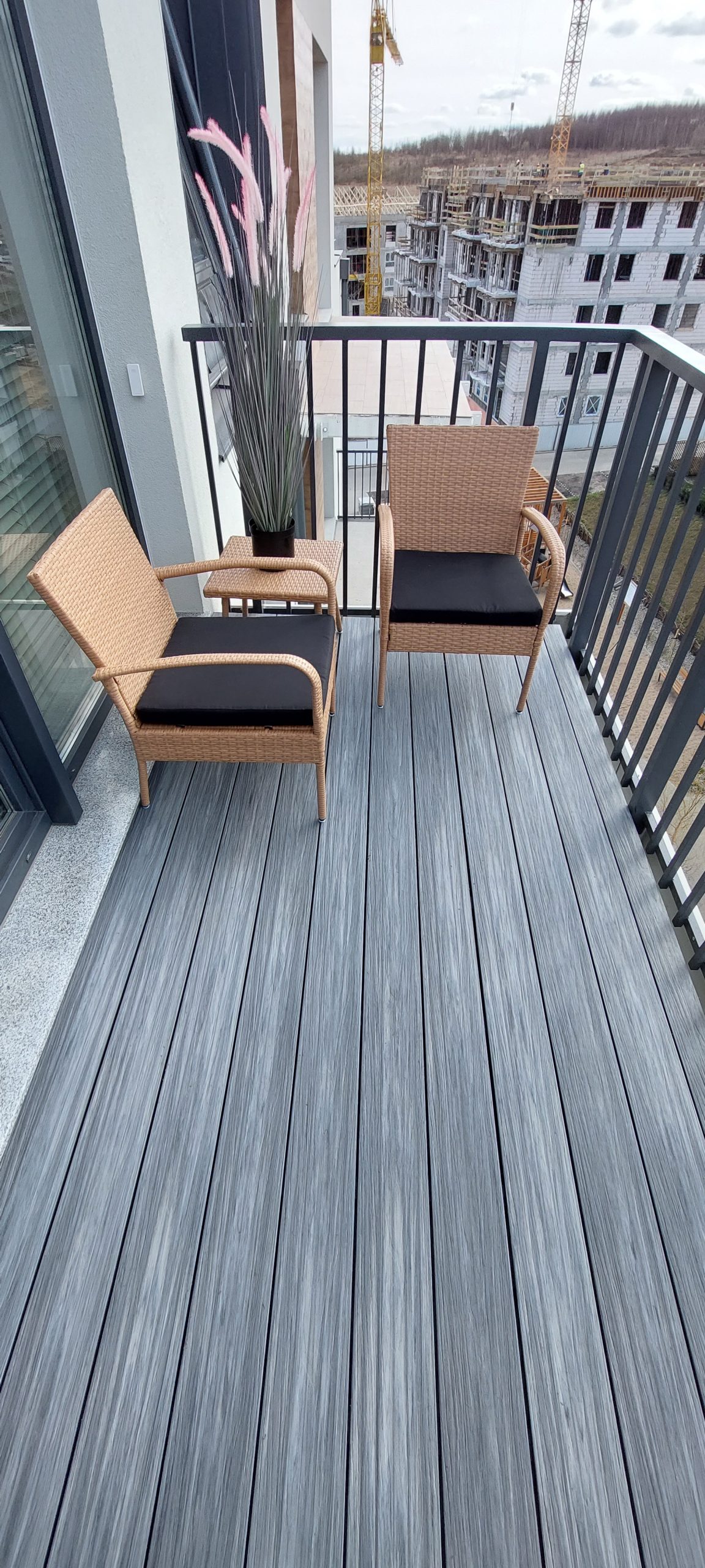 Balkonas iš Premium Gray kompozitinės lentos – miestiškas stilius