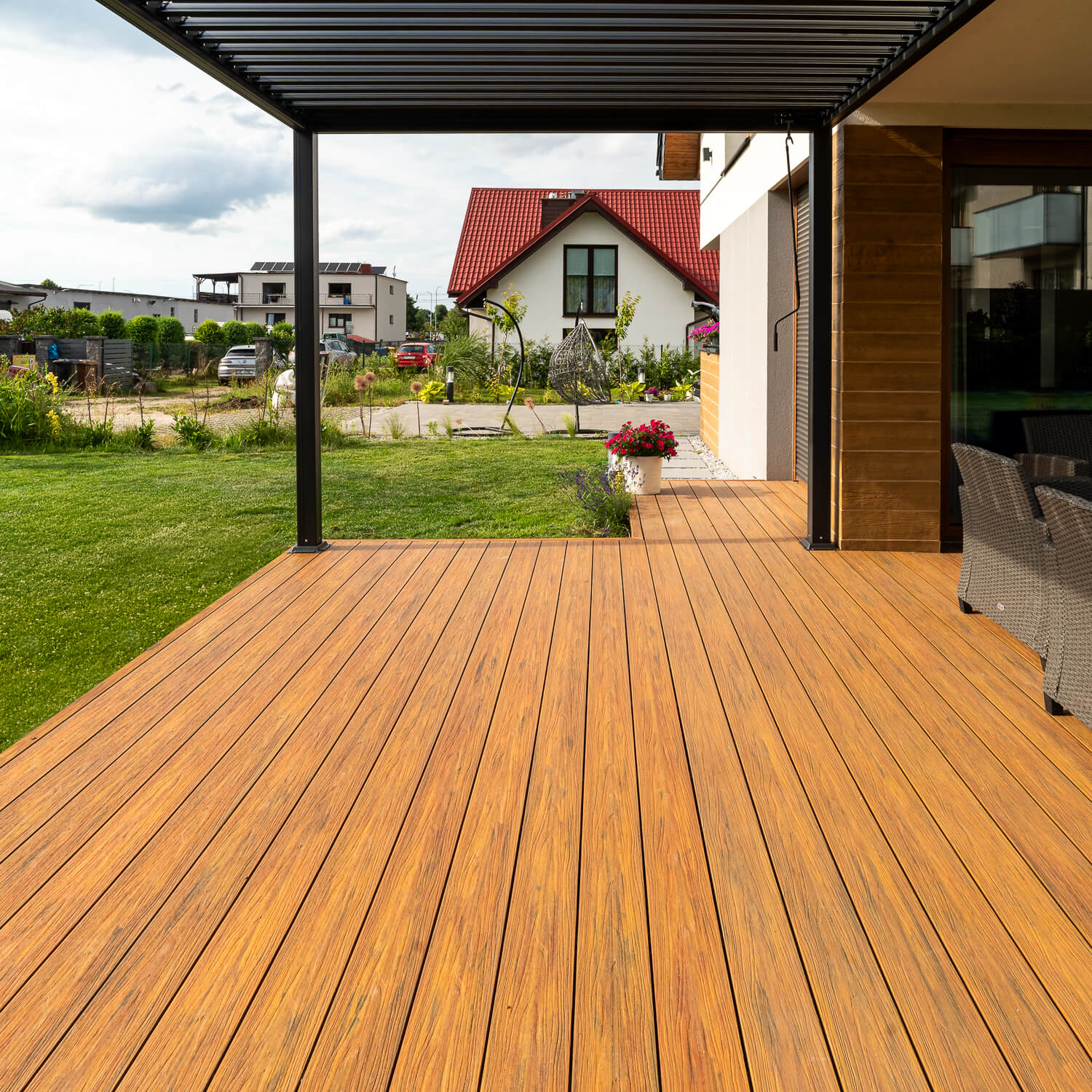 Lauko pergolė Liderwood–moderni terasa iš kompozitinių lentų Premium Amber