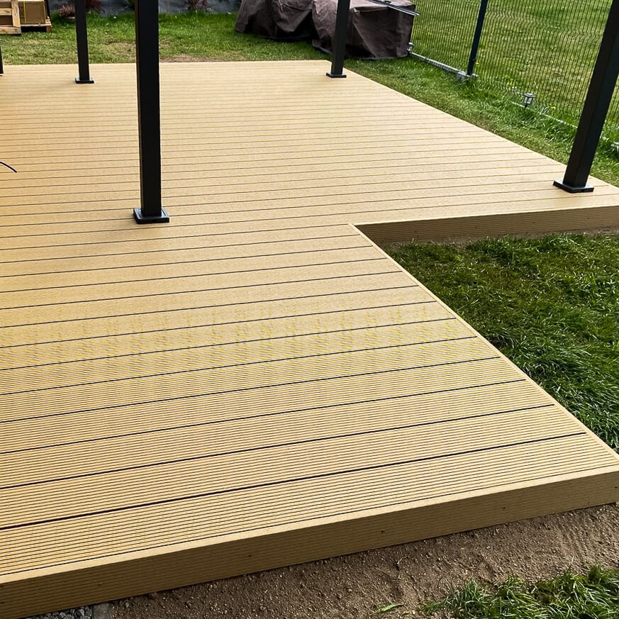 Terasa su pergole – kompozitinės lentos Standard Medaus Teak