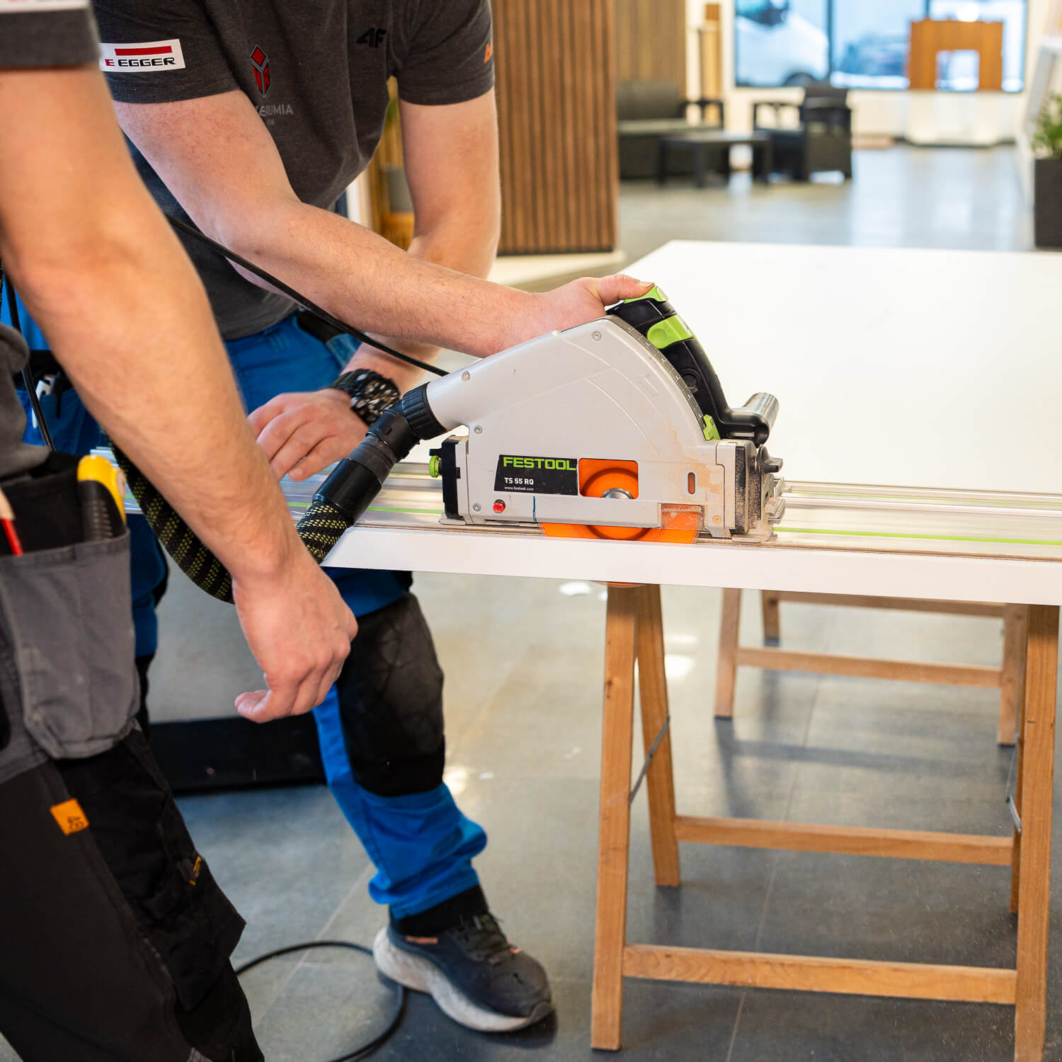 Paslėptų stumdomų durų sistema – montavimas Liderwood salone