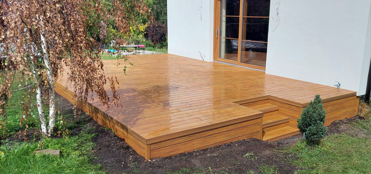 Terasa su laipteliais – Premium Amber kompozitinės terasinės lentos