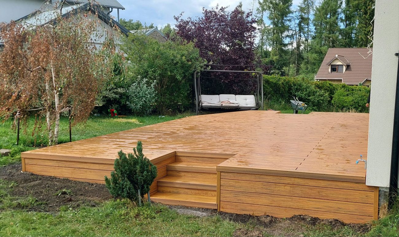 Terasa su laipteliais – Premium Amber kompozitinės terasinės lentos