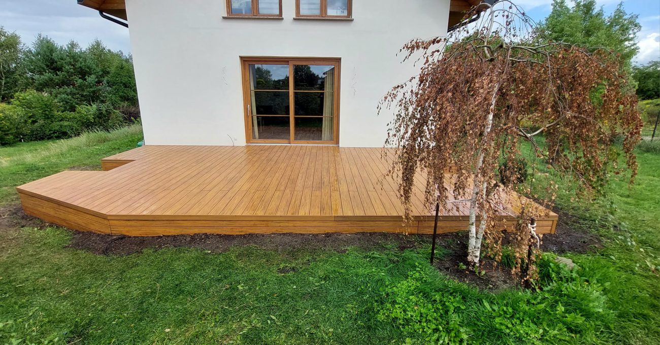 Terasa su laipteliais – Premium Amber kompozitinės terasinės lentos