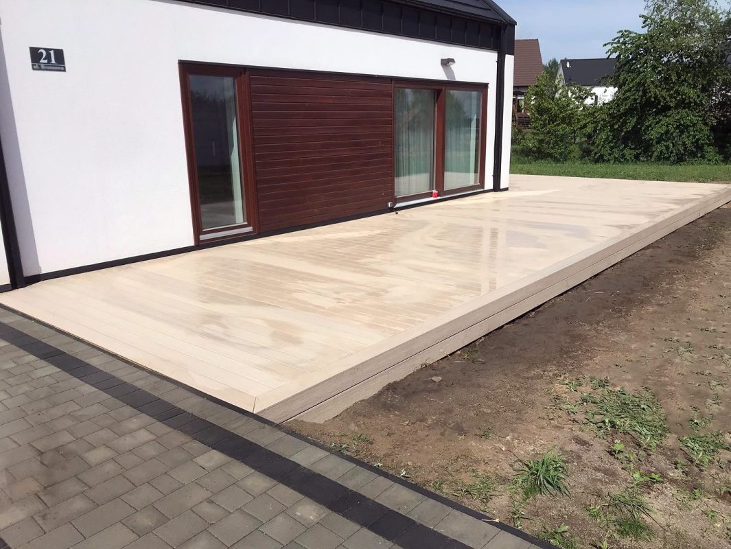 Didelė terasa iš Premium Ecru kompozitinės terasinės lentos