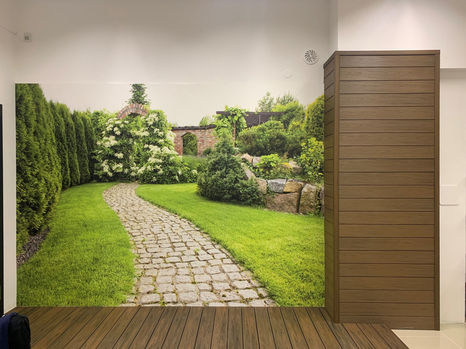 Premium Teak kompozitinės fasado lentos ekspozicija salone Gdynėje