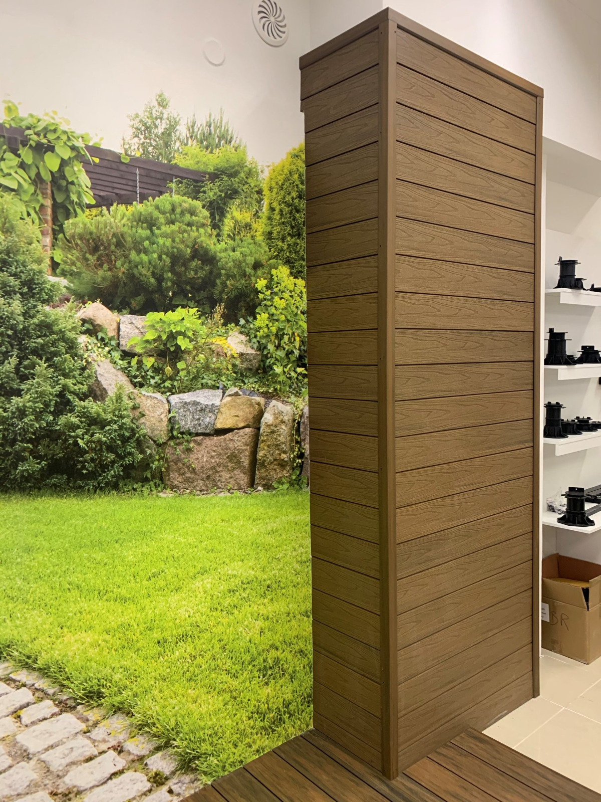 Premium Teak kompozitinės fasado lentos ekspozicija salone Gdynėje