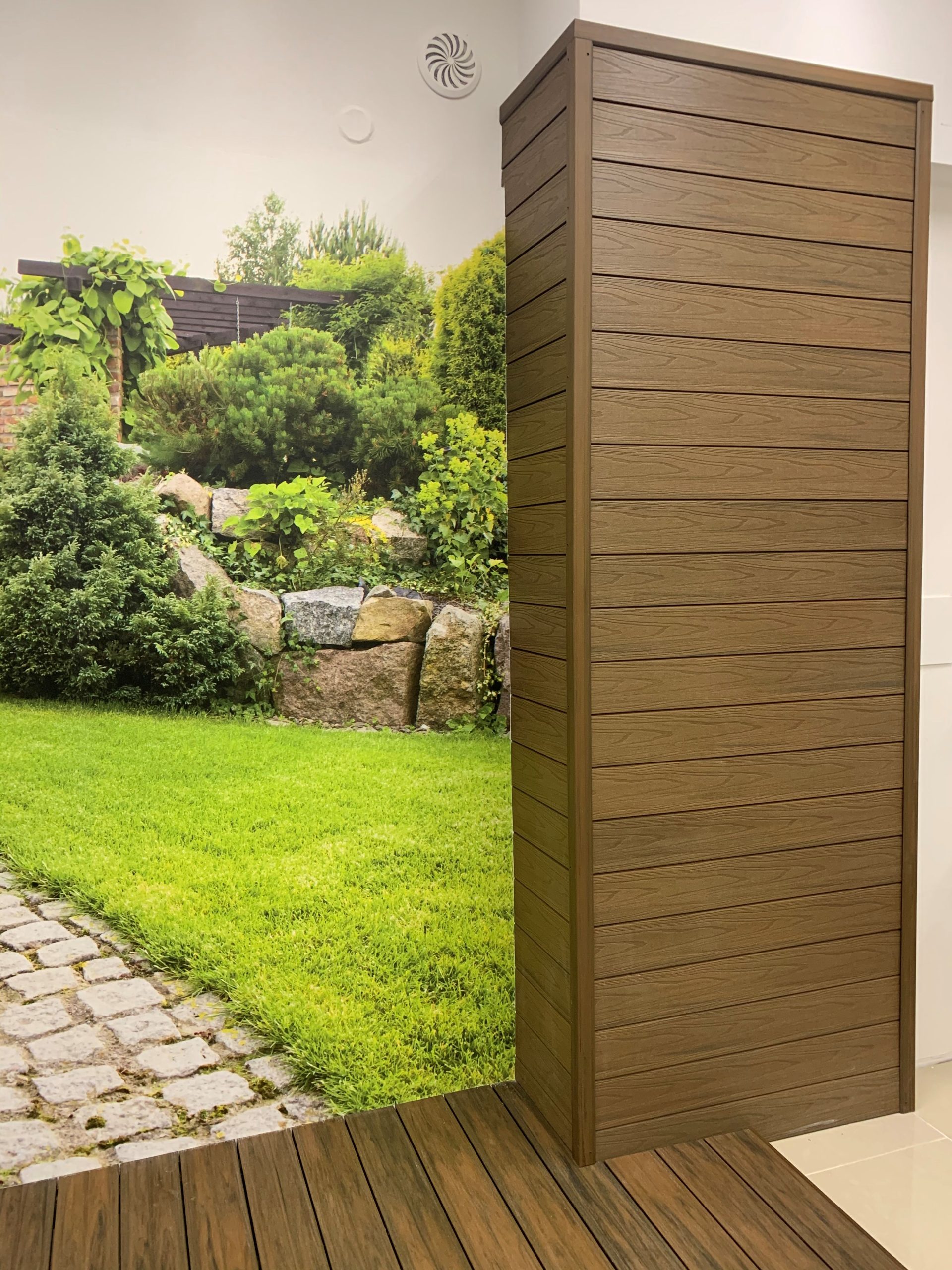 Premium Teak kompozitinės fasado lentos ekspozicija salone Gdynėje