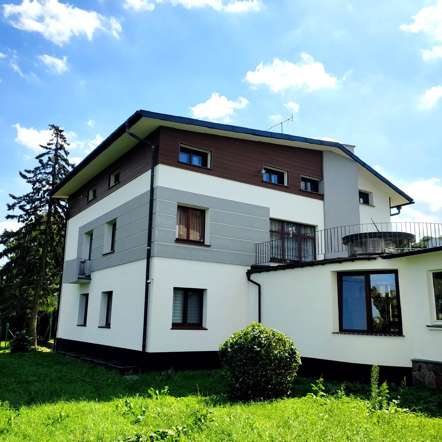 Premium Teak fasado lamelės ant fasado – sumontuotos skersai