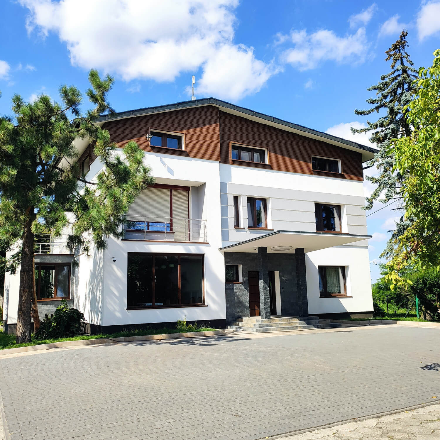 Premium Teak fasado lamelės ant fasado – sumontuotos skersai