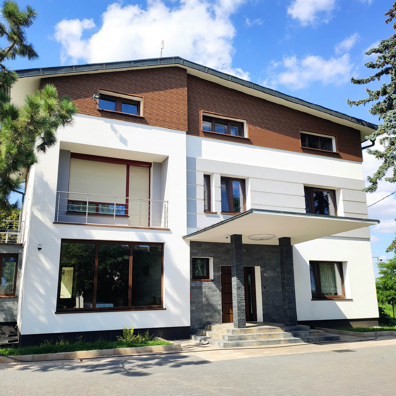 Premium Teak fasado lamelės ant fasado – sumontuotos skersai