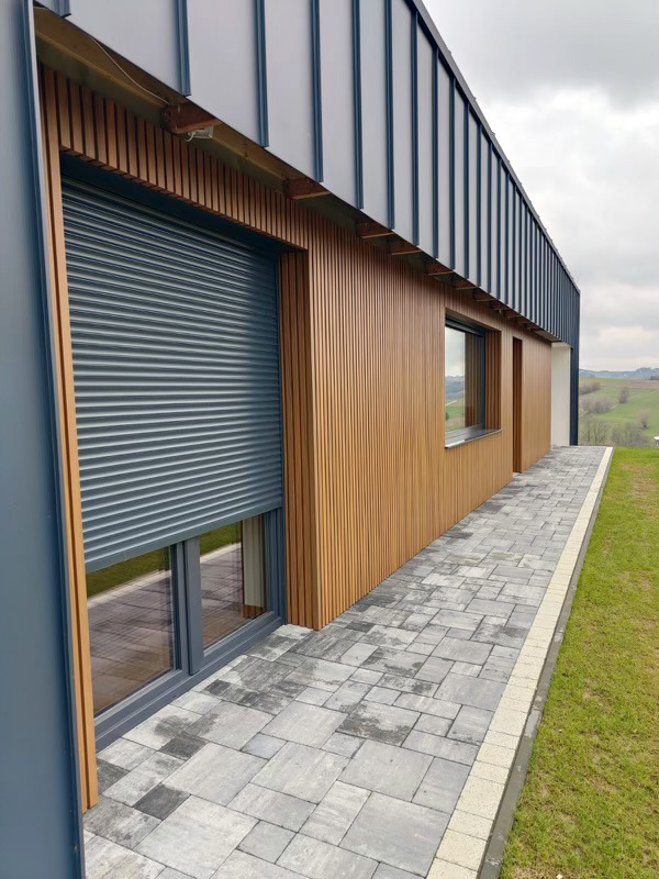 Namo fasadas – 3D fasado lamelės Amber