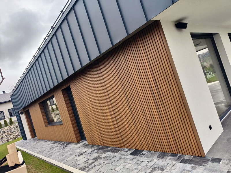 Namo fasadas – 3D fasado lamelės Amber