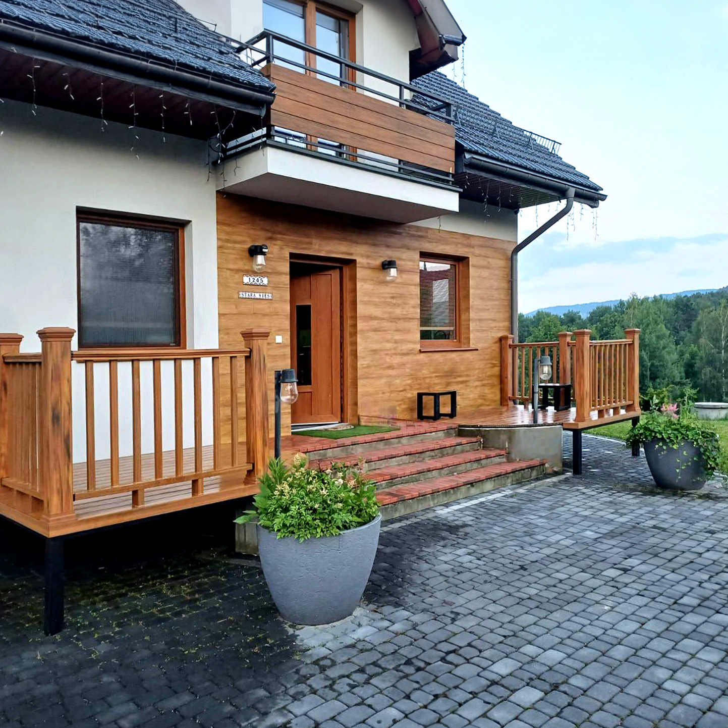 Jauki įėjimo terasa su Premium Amber turėklais