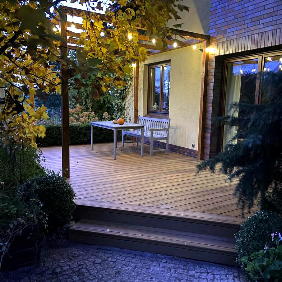 Kompozitinė terasa iš Premium Amber lentos – atmosferinis projektas su nuotaikingu apšvietimu