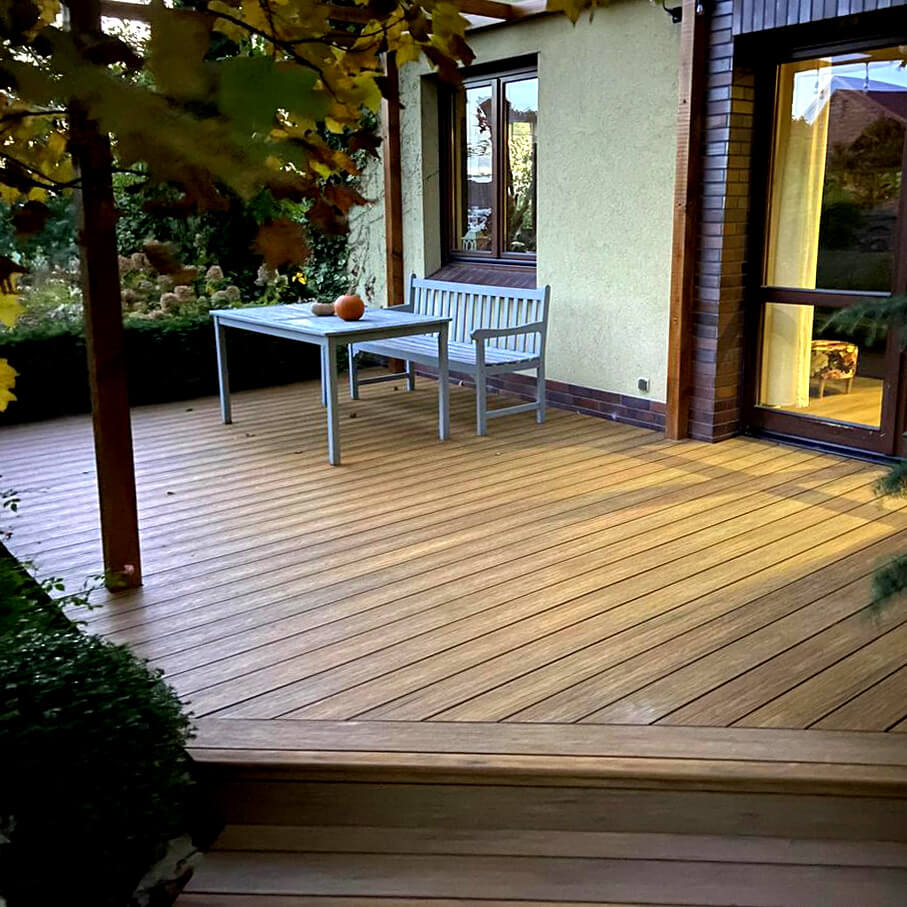 Kompozitinė terasa iš Premium Amber lentos – atmosferinis projektas su nuotaikingu apšvietimu