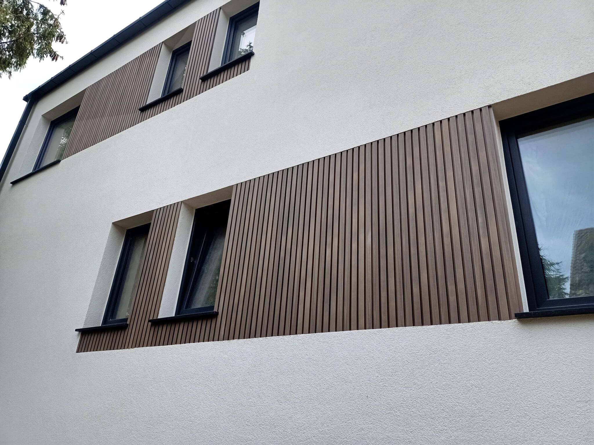 Išorės kompozitinės lamelės Premium Antique namo fasade