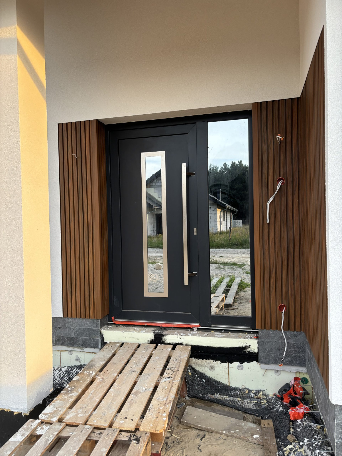 Kompozitinės fasado lamelės Premium Amber 3D – elegantiškas įėjimas su charakteriu