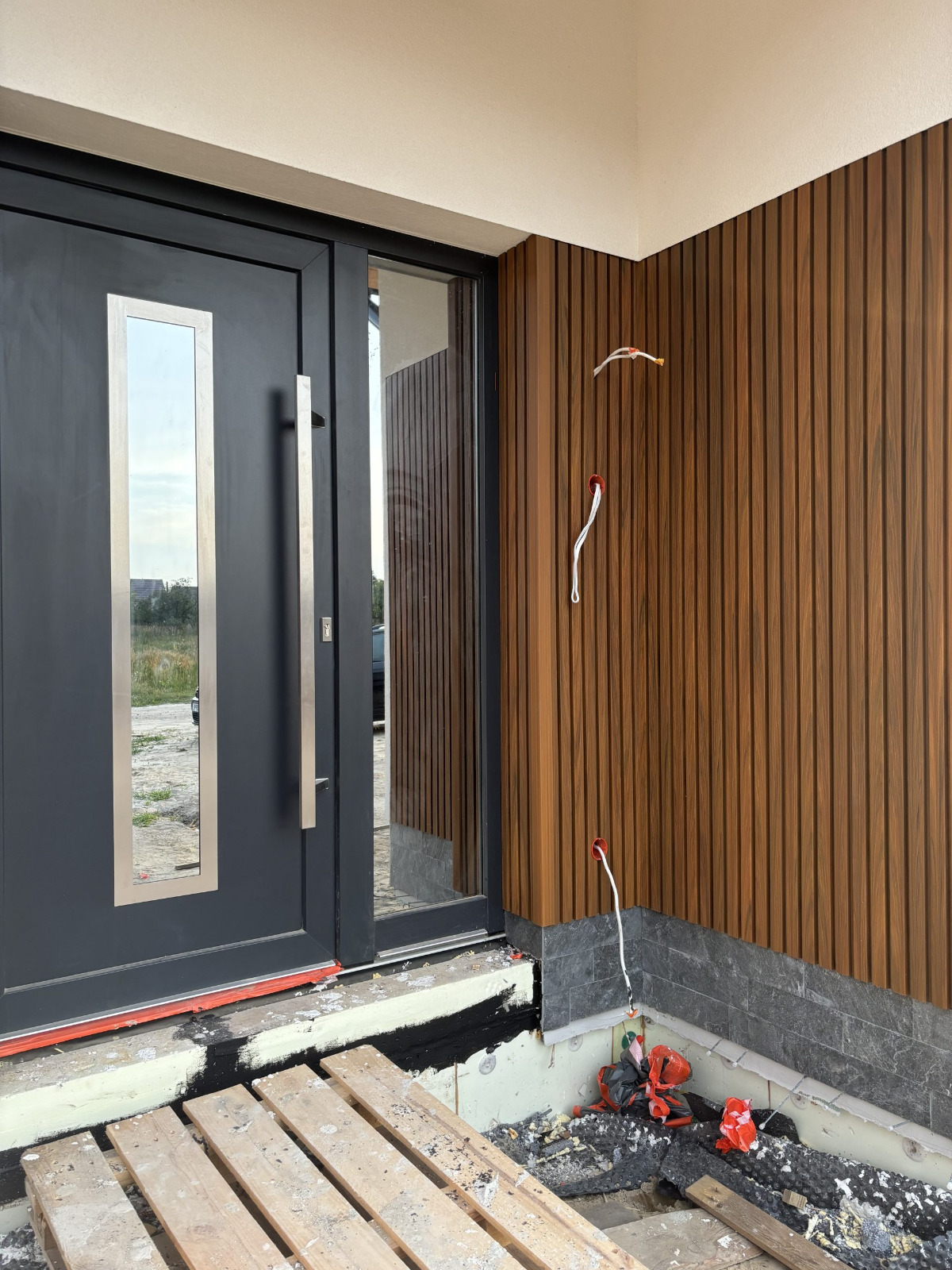 Kompozitinės fasado lamelės Premium Amber 3D – elegantiškas įėjimas su charakteriu