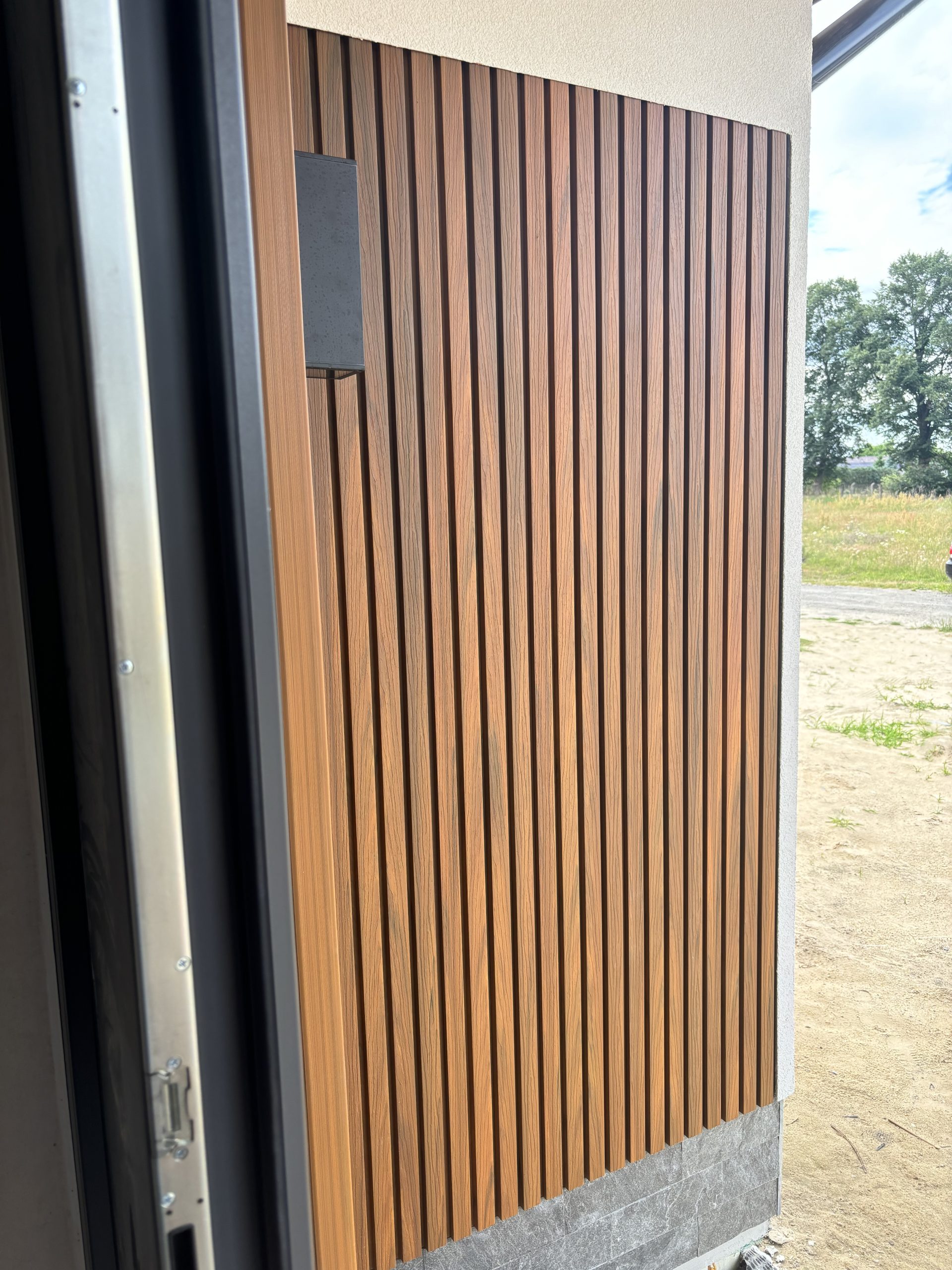 Kompozitinės fasado lamelės Premium Amber 3D – elegantiškas įėjimas su charakteriu