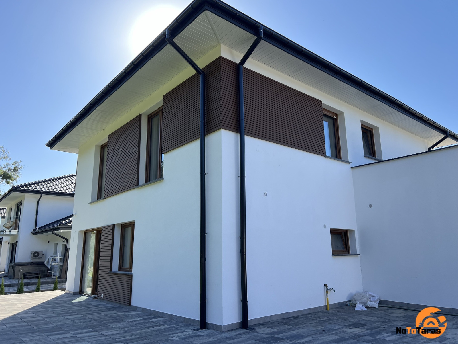 Kompozitinės fasado lamelės Premium Teak – stilinga harmonija ant fasado