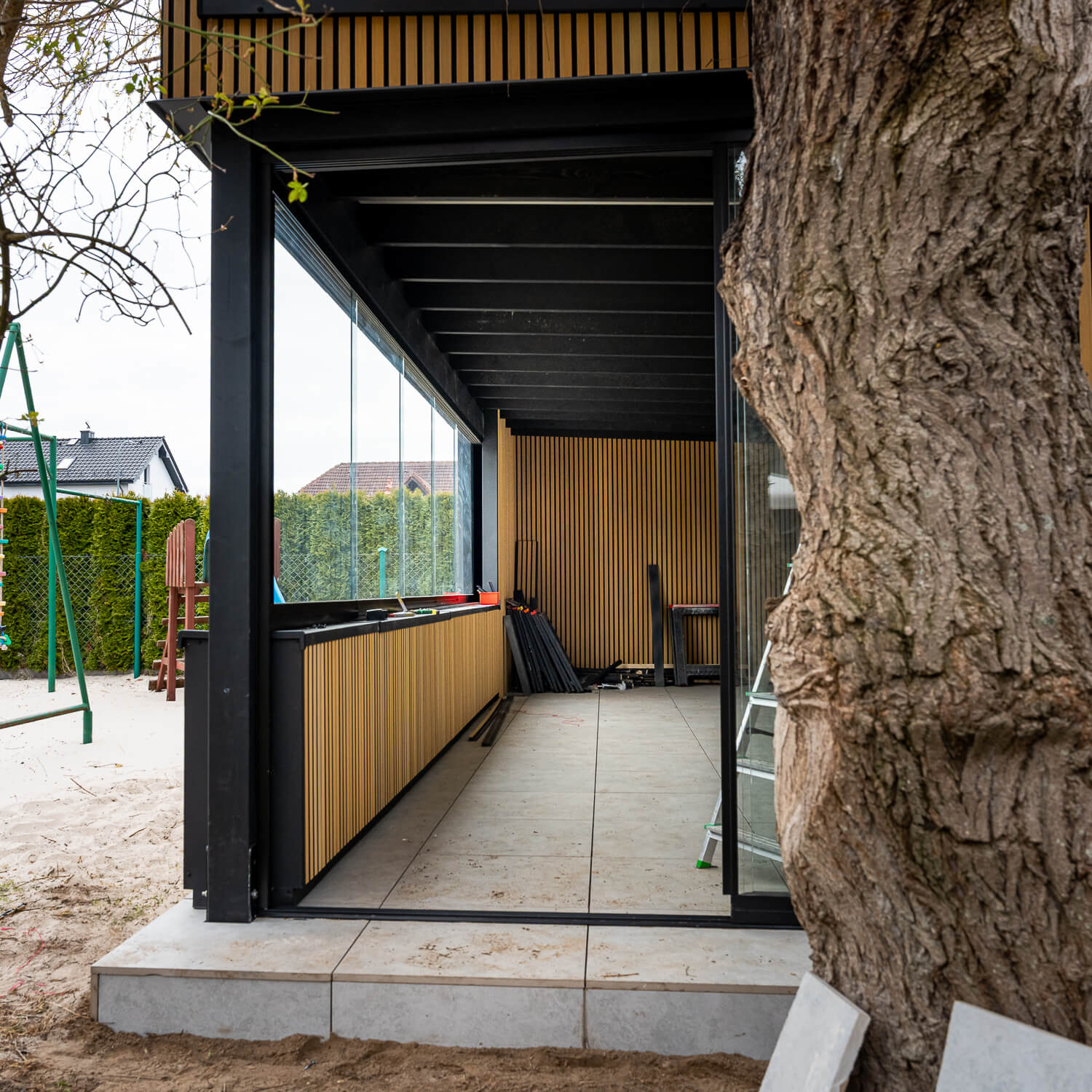 Moderni sodo konstrukcija iš kompozitinių lamelių Light Oak