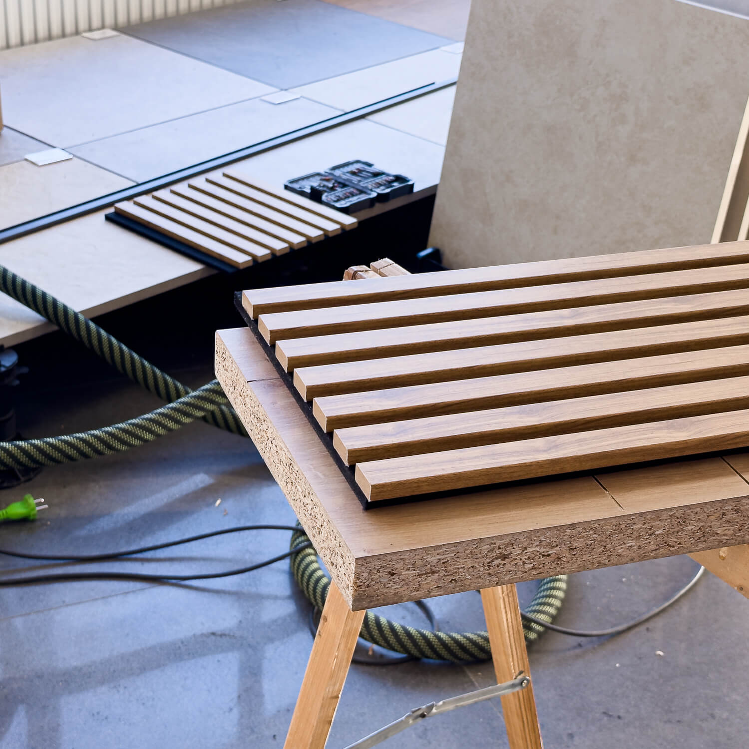 Paslėptų stumdomų durų sistema – montavimas Liderwood salone